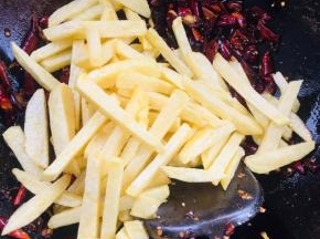 放入炸好的土豆条翻炒均匀！