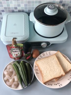 准备好食材，虾仁解冻好，秋葵洗净，切掉蒂。