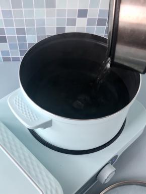 东菱三明治机中加入适量水，把水烧开（我用的是热水，所以开的比较快）。