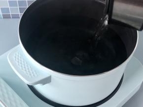 东菱三明治机中加入适量水，把水烧开（我用的是热水，所以开的比较快）。