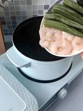 煮锅的水开以后，下入秋葵和虾仁焯烫3分钟。