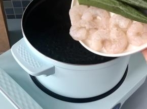 秋葵和虾仁也焯熟了，捞出沥干水，两个工作区同时进行，效率提高很多哦！