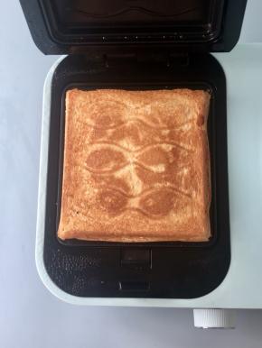 三明治加热好了，吐司金黄酥脆，香气扑鼻。