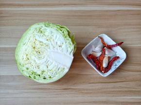 准备圆白菜半个与蒜，干辣椒。