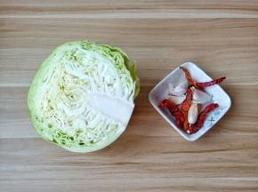 准备圆白菜半个与蒜，干辣椒。