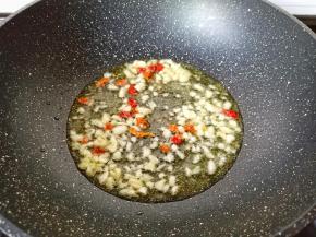 	锅内热油先放入蒜末与辣椒段炒出香味。