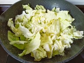 炒出香味后放入圆白菜。
