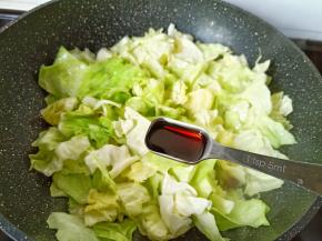 翻炒变软后加一勺生抽。