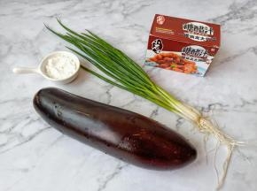 准备茄子与调味料。