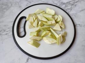 茄子削皮切成滚刀块。