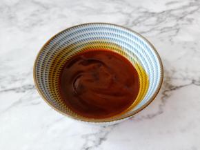 碗里放入蚝油，生抽，醋，番茄酱搅拌均匀。