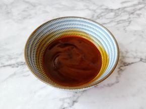 碗里放入蚝油，生抽，醋，番茄酱搅拌均匀。