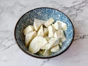 茄子均匀的裹上玉米淀粉。