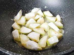 锅里多放一点油，放入茄子煎一下。