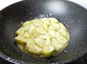 开大火慢慢煎，记得要不停地翻面。