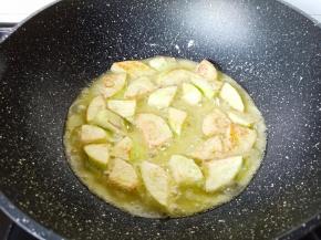 茄子接煎至两面微黄盛盘备用。