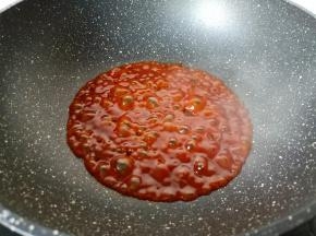 锅里留一点点底油，把调好的字汁倒下去。