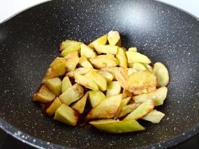 倒入炸好的茄条。