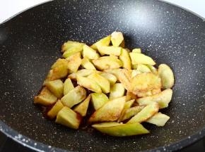 倒入炸好的茄条。