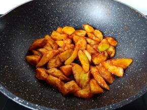 开大火快速翻炒均匀。