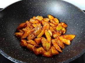 等每一个茄子都裹上酱汁，撒点白芝麻就可以关火。