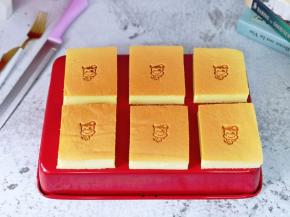 晾凉后用面包到把边角切掉，再切方块，用烙印压出图案。(烙印烧热再压哈)