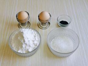 准备食材并称重，食材中的量比较少哈，4杯的量，出炉后被我家宝贝吃掉2个，之后我又做了一炉～