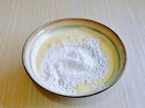 分三次筛入金龙鱼糕点小麦粉，用硅胶铲翻拌至无干粉再下一次。