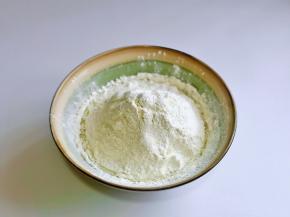 筛入泡打粉与金龙鱼糕点小麦粉。