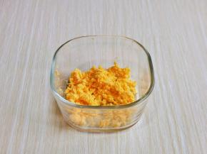 将熟蛋黄过细筛，可以用勺子来回按压，放旁边备用。(不可以省略)