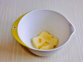 软化好的黄油放入器具中，用手指摁一下有个坑，就表示软化好了哈。