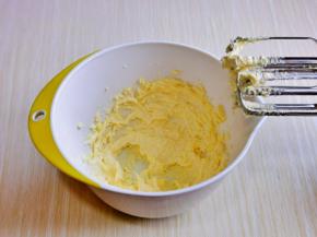 启动电动打蛋器，2档将黄油打至体积膨大。