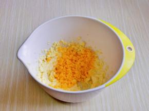 加入过细筛的蛋黄，启动电动打蛋器2档打至均匀即可停止。（一定要蛋黄与黄油完全融合）