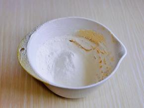 低粉与淀粉混合在细筛里，筛入黄油器具中。