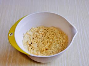 用硅胶铲翻拌均匀，偏干状，做出来的饼干口感才好。