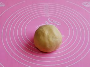 揉成面团，包上保鲜膜放入冰箱冷藏30分钟。