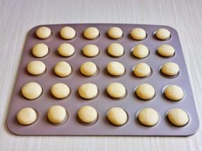 从冰箱取出面团分成均匀的等份小面团。揉圆放在烤盘上。（每个11克左右，这个量做了30块饼干）