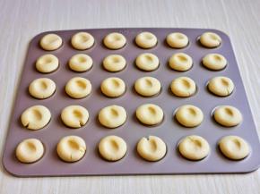 用大拇指轻轻按压，无需太用力，避免中间太薄容易断裂。（一定要用大拇指，按力要均匀，这样才漂亮）