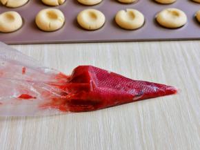 把草莓酱装入裱花袋中。