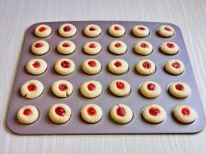 将草莓酱依次挤在饼干的中间，也就是手印处。