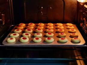 烤箱上下管165度，烤盘入烤箱中层，烤18-20分钟。(每家烤箱温度不同，温度及时间适当调整，根据自己烤箱性能来)