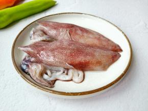 挑选新鲜的鱿鱼与辣椒。