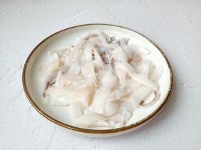 鱿鱼撕去外面那层膜，然后切十字花刀。