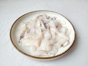 鱿鱼撕去外面那层膜，然后切十字花刀。