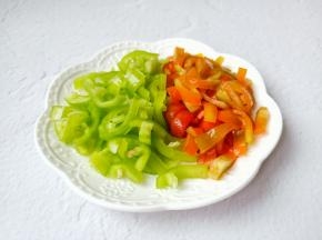 新鲜的辣椒去籽切成小段。