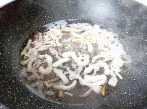 鱿鱼焯水一分钟捞出控水。