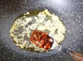 加一勺豆瓣酱。