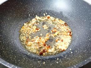 锅里调味料炒出香味。