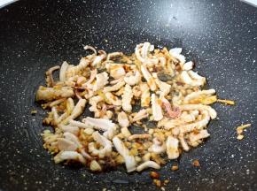 下入鱿鱼卷翻炒均匀。