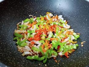 最后放入青红椒丝。